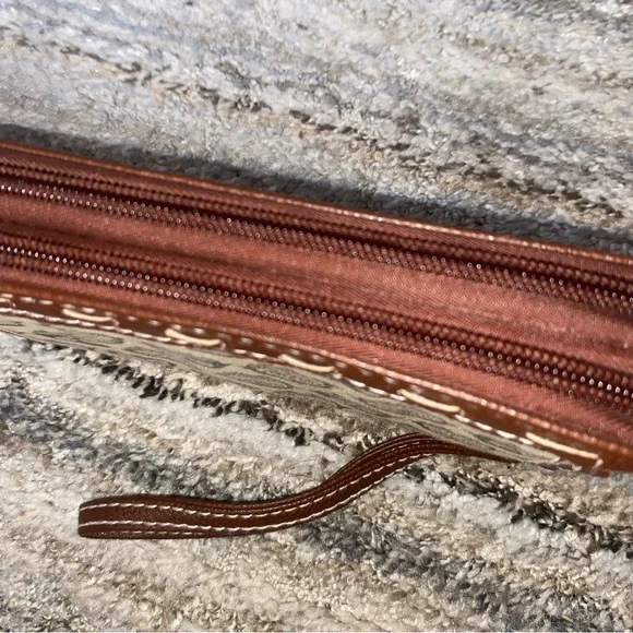 UNIONBAY Cream and Brown Zip Wristlet Wallet (13) - Picture 8 of 9